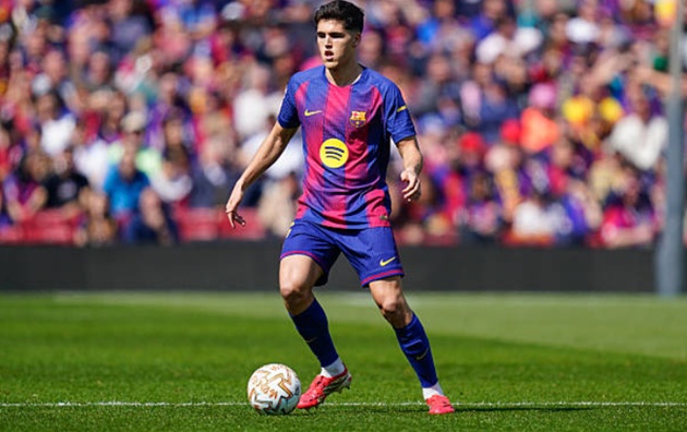 Pau Cubarsi (7): Cubarsi tập trung điều phối b&oacute;ng từ tuyến dưới v&agrave; tỏ ra chắc chắn trong ph&ograve;ng ngự