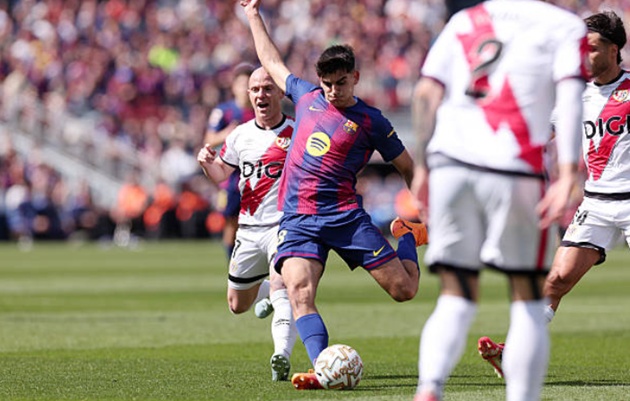 Gerard Martin (7.6): Martin cho thấy sự tiến bộ r&otilde; rệt trong khả năng ph&ograve;ng ngự chủ động. Anh sẵn s&agrave;ng bọc l&oacute;t cho đồng đội nếu Rayo Vallecano đ&aacute;nh thẳng trung lộ.