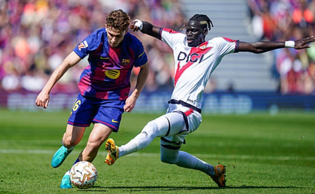 Fermin Lopez (6.8): Fermin thi đấu x&ocirc;ng x&aacute;o trong kh&ocirc;ng gian hẹp trước khi rời s&acirc;n sớm do một vết đau nhẹ. 