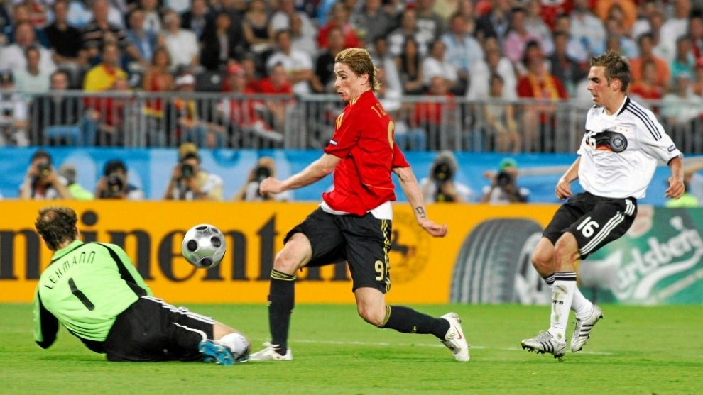 Torres vượt Philipp Lahm như cơn gi&oacute;.