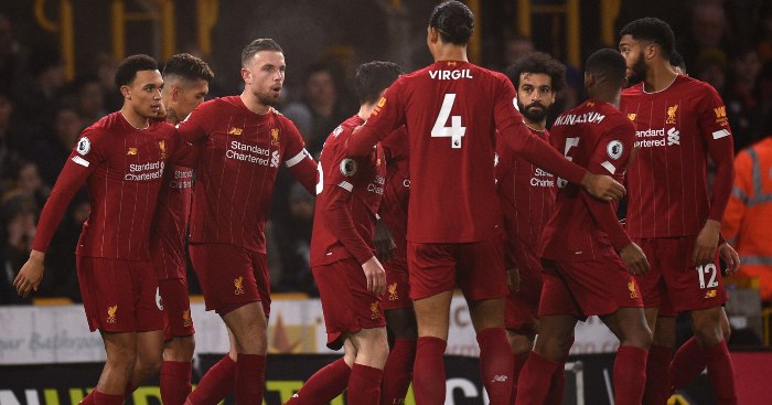 Cuộc chiến giữa trật tự v&agrave; hỗn loạn s&acirc;n cỏ.