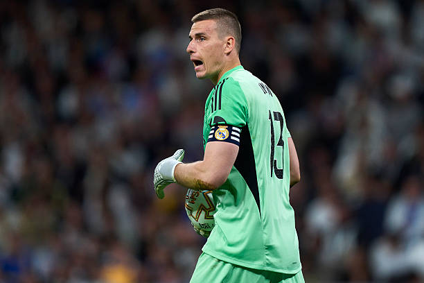 Andriy Lunin &mdash; 7 điểm: Khả năng ph&acirc;n phối b&oacute;ng cần được cải thiện v&agrave; su&yacute;t ch&uacute;t nữa đ&atilde; biếu kh&ocirc;ng cho Atletico một b&agrave;n thắng sau pha chuyền hỏng. D&ugrave; vậy, thủ th&agrave;nh người Ukraine đ&atilde; kịp gỡ gạc lại bằng 5 pha cứu thua quan trọng v&agrave; ho&agrave;n to&agrave;n kh&ocirc;ng mắc lỗi trong hai lần phải v&agrave;o lưới nhặt b&oacute;ng.