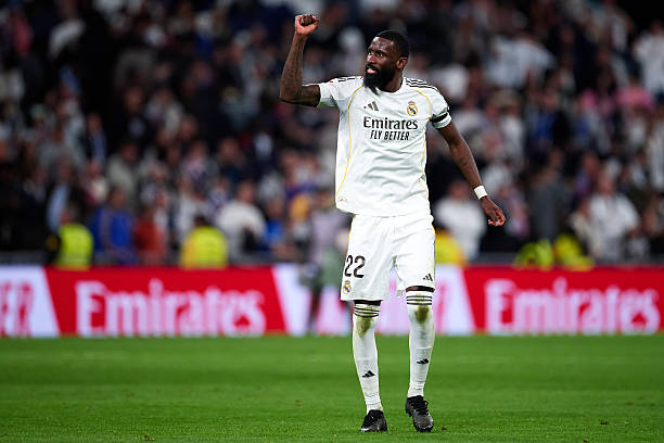 Antonio Rudiger &mdash; 6.5 điểm: Được giao nhiệm vụ bọc l&oacute;t khoảng trống ở bi&ecirc;n để đối ph&oacute; với Lookman, nhưng cựu sao Chelsea lại tỏ ra chậm chạp hơn thường lệ. Khả năng chọn vị tr&iacute; v&agrave; theo k&egrave;m của anh ở trận đấu n&agrave;y chưa thực sự mang lại sự an t&acirc;m tuyệt đối cho hệ thống ph&ograve;ng ngự.