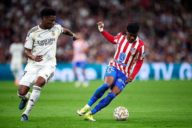 Aurelien Tchouameni &mdash; 6.9 điểm: Thi đấu ở mức tr&ograve;n vai. Ng&ocirc;i sao người Ph&aacute;p chọn được một số vị tr&iacute; tốt trong v&ograve;ng cấm v&agrave; duy tr&igrave; sự an to&agrave;n trong c&aacute;c pha ban bật, nhưng lại thiếu đi những đường chuyền mang t&iacute;nh đột biến cao để gi&uacute;p đội chủ nh&agrave; l&agrave;m chủ ho&agrave;n to&agrave;n khu trung tuyến.