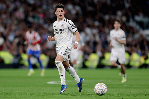 Arda Guler &mdash; 6.8 điểm: C&oacute; một v&agrave;i t&igrave;nh huống xử l&yacute; b&oacute;ng kh&eacute;o l&eacute;o trong kh&ocirc;ng gian hẹp, nhưng nh&igrave;n chung tiền vệ người Thổ Nhĩ Kỳ tỏ ra kh&aacute; lạc l&otilde;ng. Việc để mất b&oacute;ng v&agrave;i lần khiến những đ&oacute;ng g&oacute;p của anh v&agrave;o lối chơi chung bị hạn chế đ&aacute;ng kể trước khi bị thay ra nghỉ.