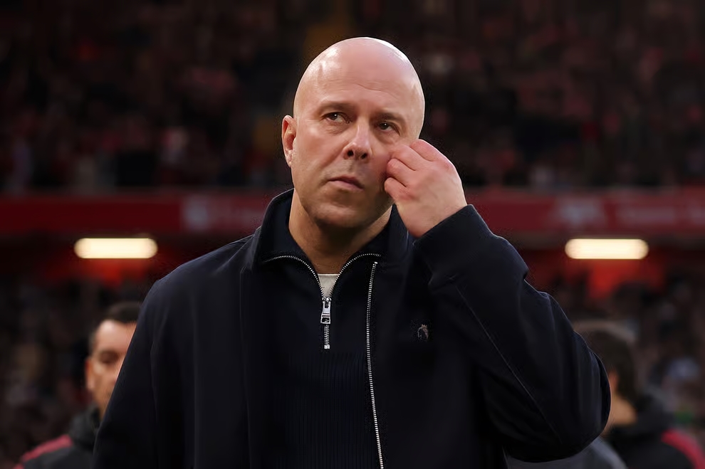 Arne Slot đang chịu nhiều &aacute;p lực tại Liverpool.