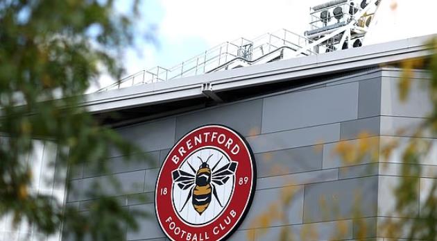 2 cầu thủ của Brentford đổ m&aacute;u khi cứu người.