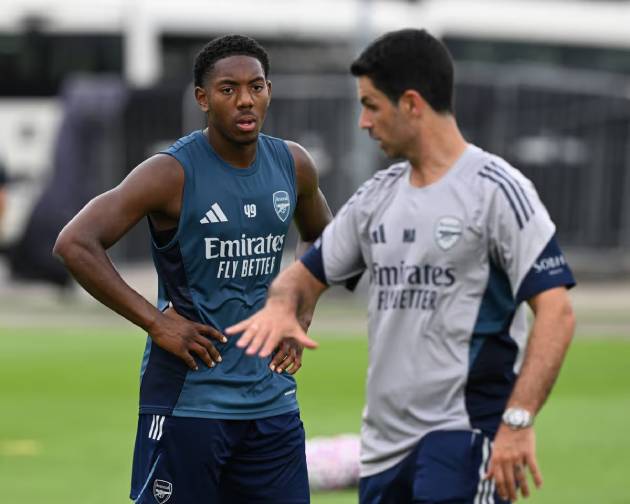 Myles Lewis-Skelly lọt v&agrave;o tầm ngắm của Man United.