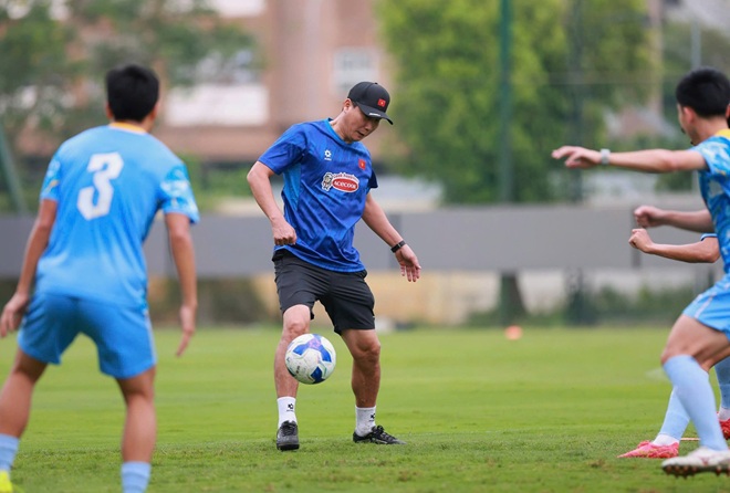 HLV Kim Sang Sik tham gia bóng ma với các học trò.