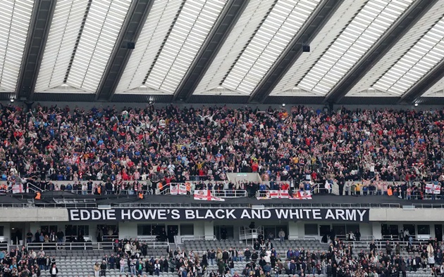 C&aacute;c cổ động vi&ecirc;n Sunderland ăn mừng ở khu vực d&agrave;nh cho đội kh&aacute;ch 