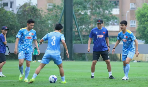 Ảnh bài viết Điểm tin Bóng đá Việt Nam 24/3: HLV Kim Sang Sik "đá ma" cùng học trò; Văn Khang mong khán giả lấp đầy sân Hàng Đẫy