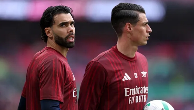 David Raya phải ngồi ngo&agrave;i để Kepa Arrizabalaga bắt ch&iacute;nh.