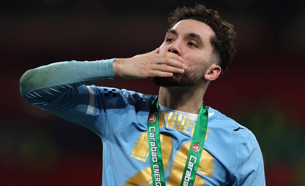 Cherki ăn mừng sau khi v&ocirc; địch Carabao Cup