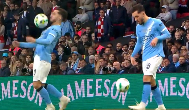 Pha b&oacute;ng g&acirc;y tranh c&atilde;i của sao Man City