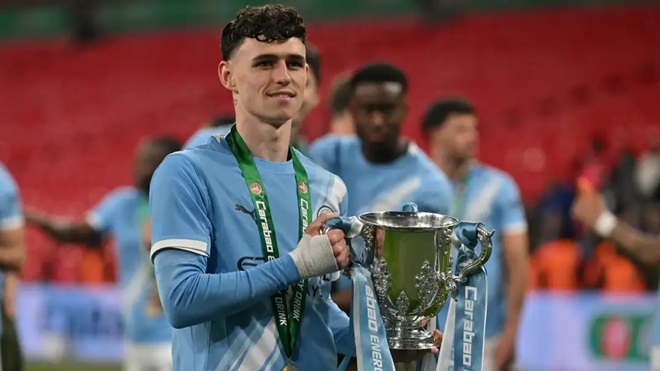 Foden chỉ v&agrave;o s&acirc;n những ph&uacute;t cuối ở trận chung kết Carabao Cup.