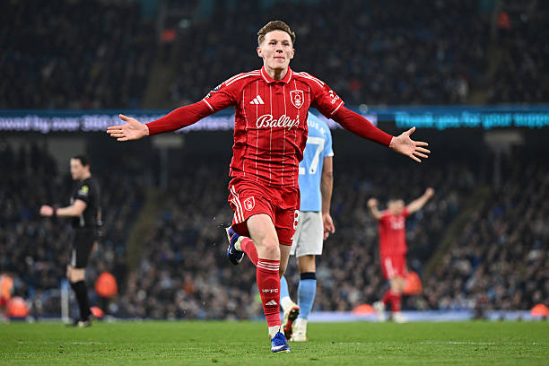 Ảnh bài viết Elliot Anderson đánh cược sự nghiệp giữa Man Utd và Man City