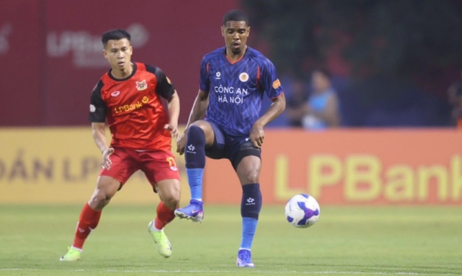 L&ecirc; Ngọc Bảo thất thế trước ngoại binh b&ecirc;n ph&iacute;a CAHN.