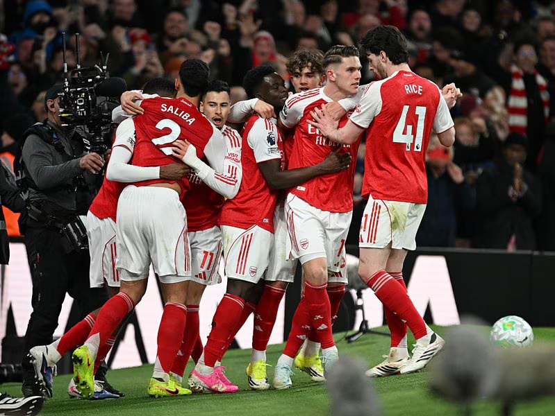 Arsenal vẫn nắm quyền tự quyết trong cuộc đua v&ocirc; địch Ngoại hạng Anh.