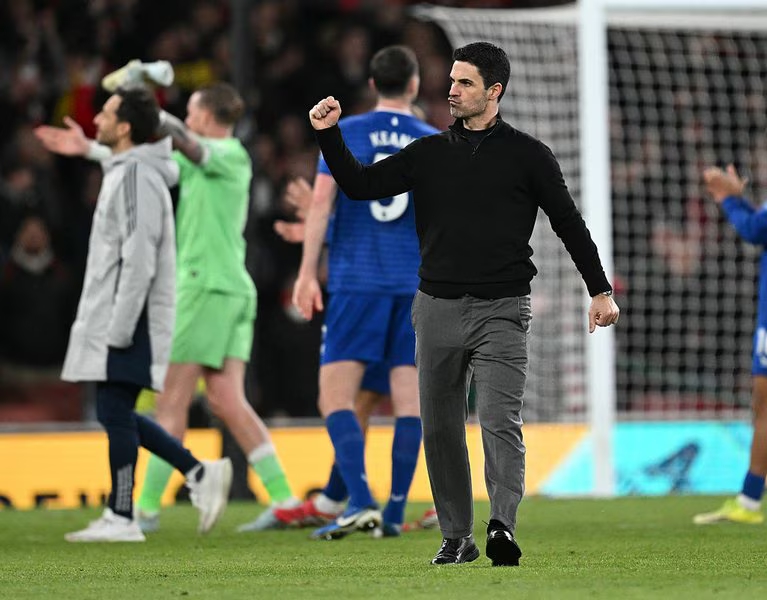 Thầy tr&ograve; HLV Mikel Arteta c&oacute; cơ hội l&ecirc;n ng&ocirc;i v&ocirc; địch v&agrave;o ng&agrave;y 09/05.