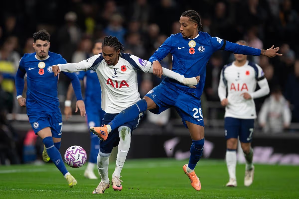 Chelsea c&oacute; lẽ sẽ rất vui nếu c&oacute; thể khiến Tottenham rớt hạng.