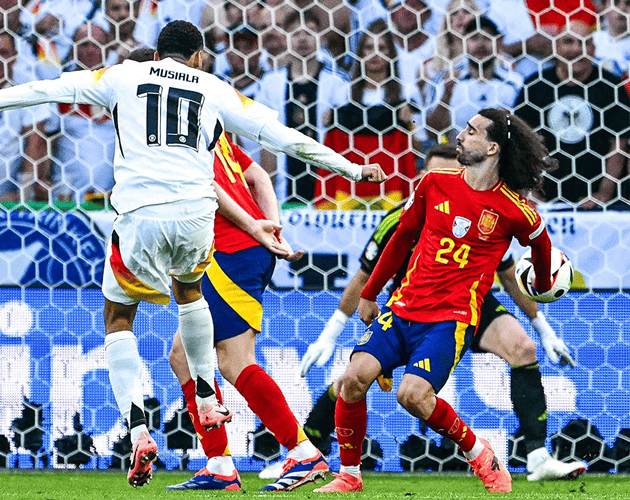 Ảnh bài viết Luật bóng chạm tay mới nhất: Khi nào bị phạt, khi nào "tự nhiên"?