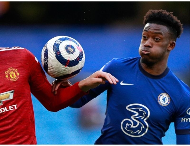 Đôi khi không dễ để xác định bóng chạm tay hay vai cầu thủ.