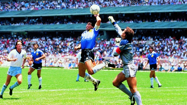 Pha lập công bằng tay đi vào lịch sử của huyền thoại Maradona.