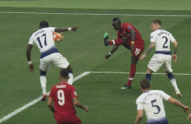Tình huống Sissoko để bóng chạm tay khiến Tottenham phải chịu penalty.