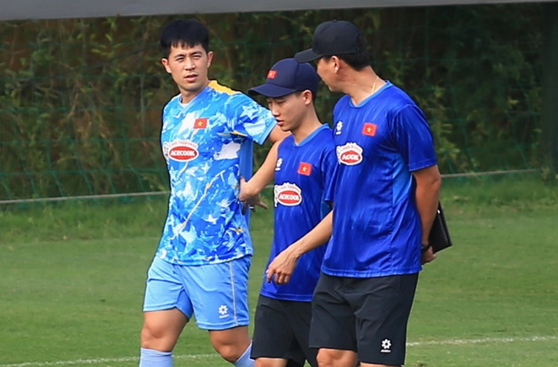 Ảnh bài viết HLV Kim Sang Sik "chăm" Đình Trọng ngày tái xuất