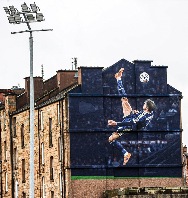 Bức tranh tường khổng lồ của McTominay ở quê nhà.