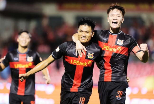 Phạm Gia Hưng trong m&agrave;u &aacute;o Ninh B&igrave;nh (b&ecirc;n tr&aacute;i).