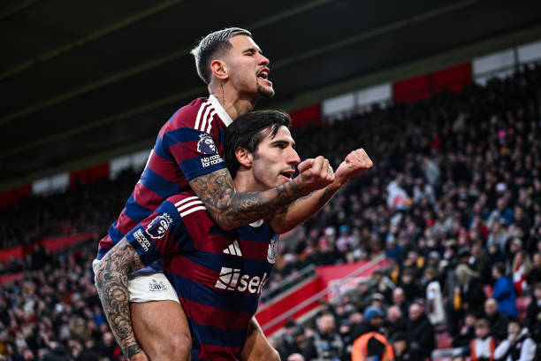 Ảnh bài viết Man Utd mượn vé Champions League để rút ruột Newcastle