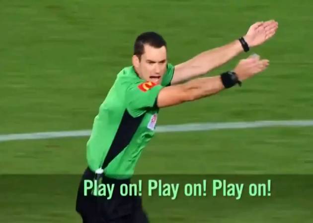 Hai tay dang thẳng về ph&iacute;a trước v&agrave; tiếng h&ocirc; 'Play on' l&agrave; dấu hiệu đặc trưng khi trọng t&agrave;i &aacute;p dụng ph&eacute;p lợi thế.