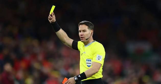 D&ugrave; trận đấu kh&ocirc;ng bị dừng lại ngay lập tức, cầu thủ phạm lỗi th&ocirc; bạo vẫn sẽ phải nhận thẻ phạt ở t&igrave;nh huống b&oacute;ng chết tiếp theo