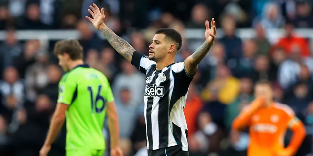 Bruno Guimaraes lọt v&agrave;o tầm ngắm Man United.