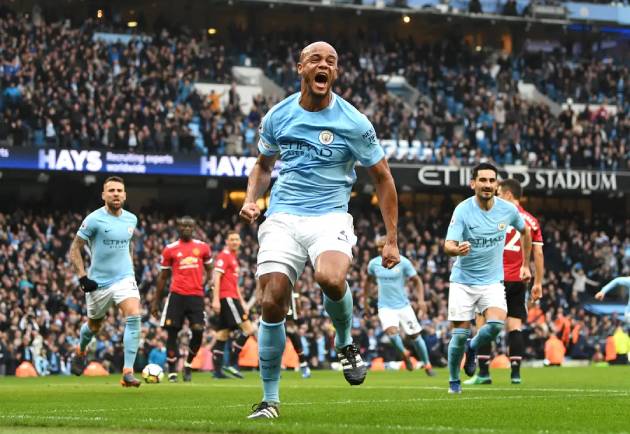Kompany gia nhập Man City và trở thành huyền thoại ở Etihad.