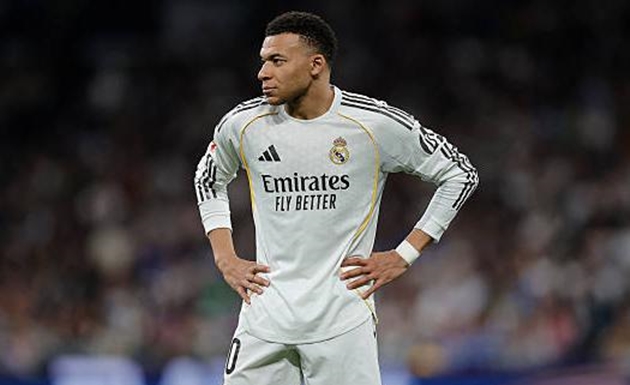 Kylian Mbappe phủ nhận những nhầm lẫn li&ecirc;n quan đến đầu gối của anh.