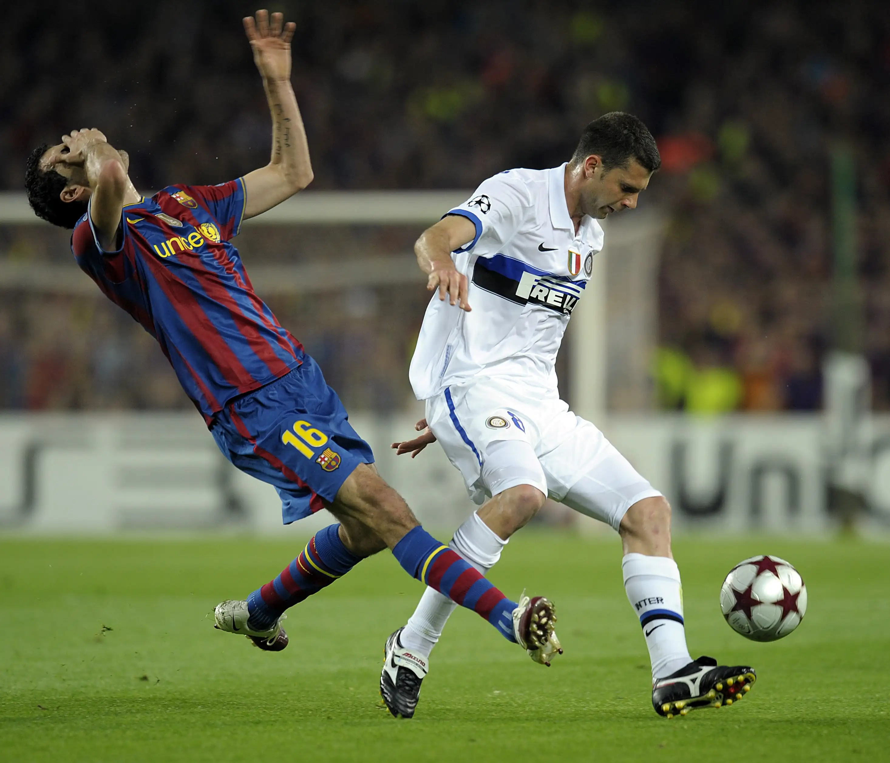 Mất người sớm, Inter bước vào chế độ sinh tồn.