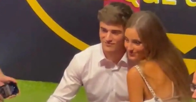 Cố gái chủ động nép sát chụp ảnh với Gavi.