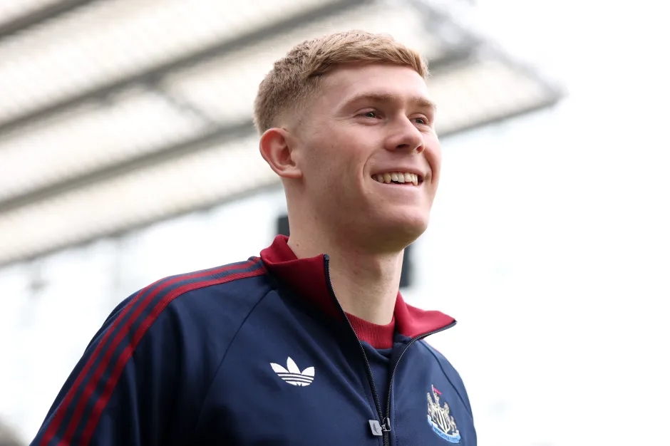 Lewis Hall thăng tiến ấn tượng trong m&agrave;u &aacute;o Newcastle.