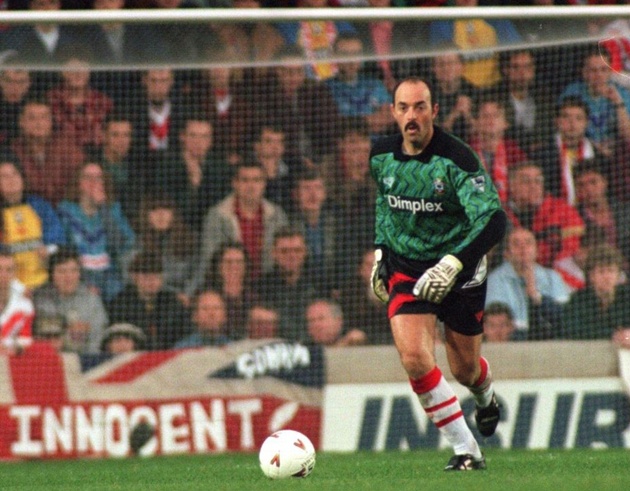 Thủ m&ocirc;n phải tập trung v&agrave; thận trọng trước c&aacute;c pha chuyền về của đồng đội.