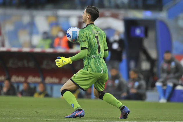 Thủ m&ocirc;n c&oacute; thể khống chế b&oacute;ng bằng c&aacute;c bộ phận kh&aacute;c trước khi bắt bằng tay.