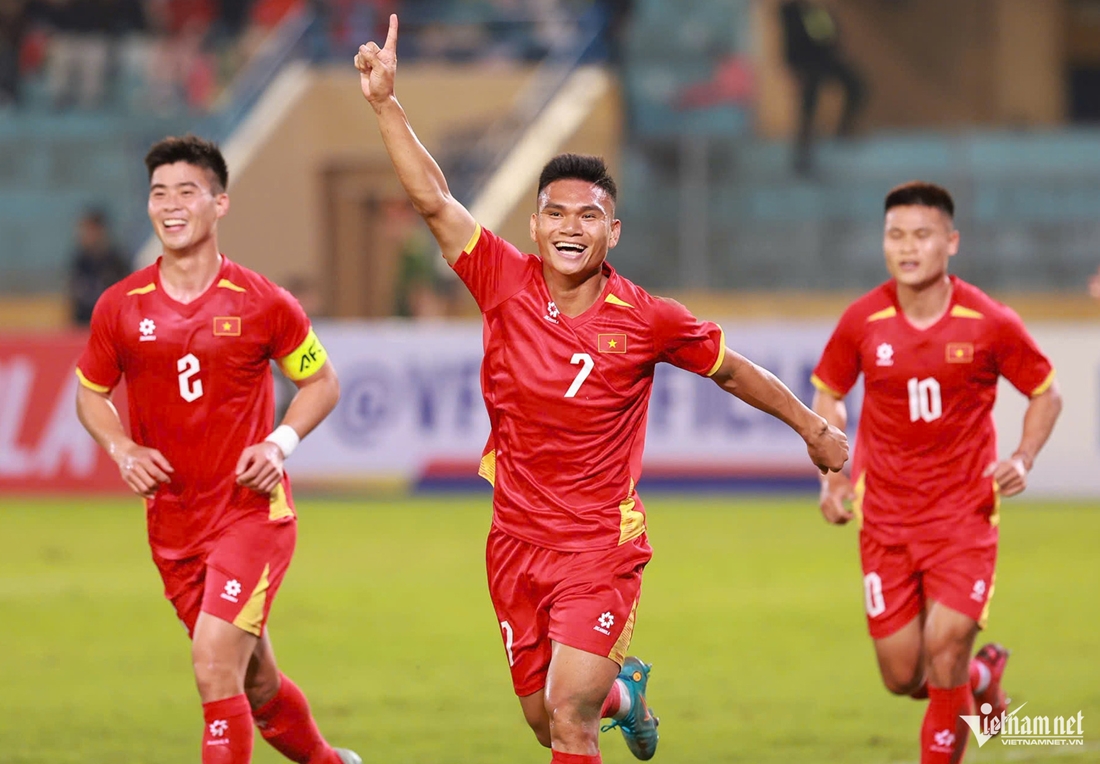 Xu&acirc;n Mạnh ăn mừng b&agrave;n thắng nh&acirc;n đ&ocirc;i c&aacute;ch biệt. Ảnh: Hồ Ho&agrave;ng Hải - Vietnamnet.