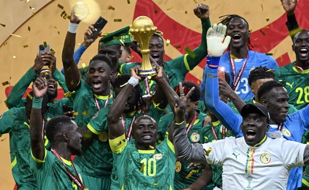 Ảnh bài viết Thách thức CAF, Senegal mang cúp AFCON đến Paris diễu hành