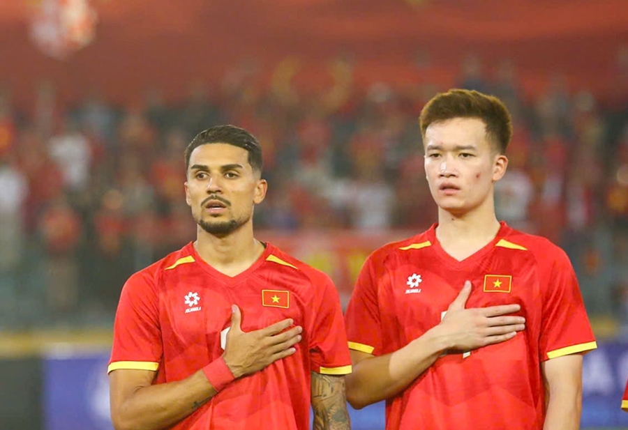 Đỗ Ho&agrave;ng H&ecirc;n h&aacute;t Quốc ca Việt Nam thuần thục. Ảnh: VFF.