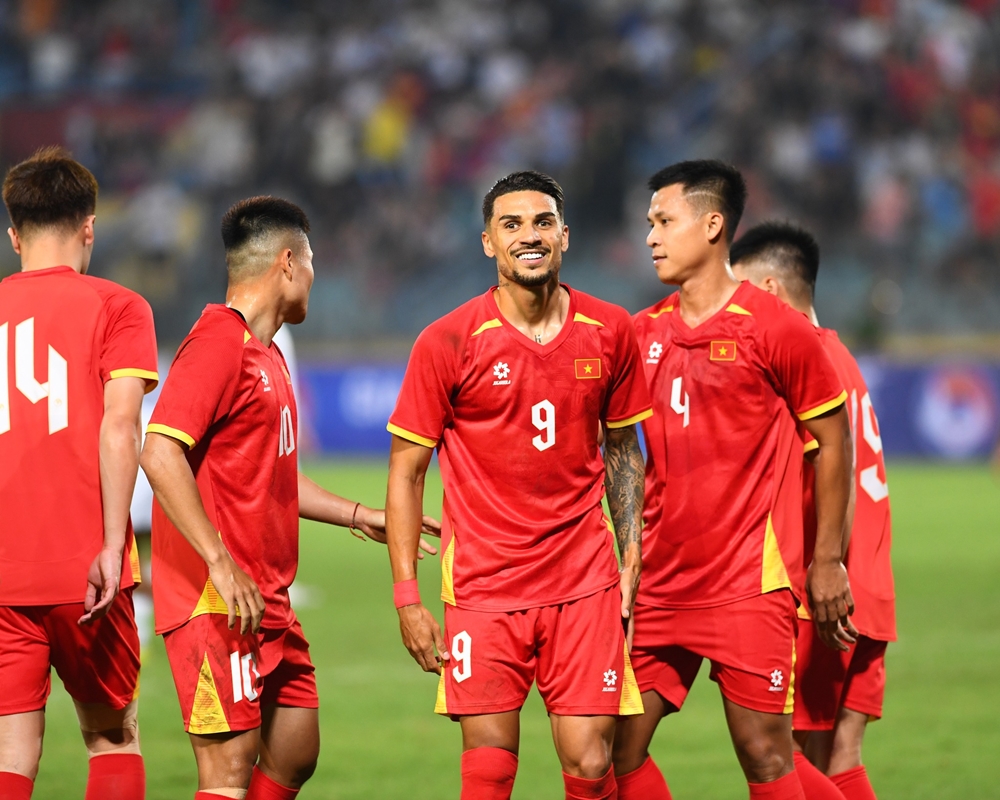 Đỗ Ho&agrave;ng H&ecirc;n v&ocirc; duy&ecirc;n trong trận thắng của ĐT Việt Nam trước Bangladesh. Ảnh: H&agrave; Nội FC.