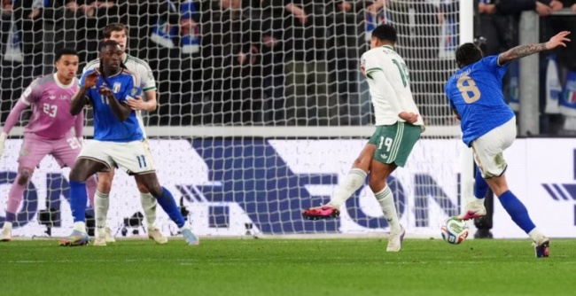 Tonali ghi b&agrave;n mở tỷ số cho Italia.