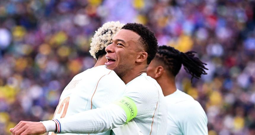 Niềm vui của Hugo Ekitike v&agrave; Mbappe.