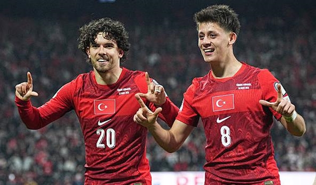Thổ Nhĩ Kỳ nhọc nhằn đ&aacute;nh bại Romania để gi&agrave;nh v&eacute; đi tiếp.