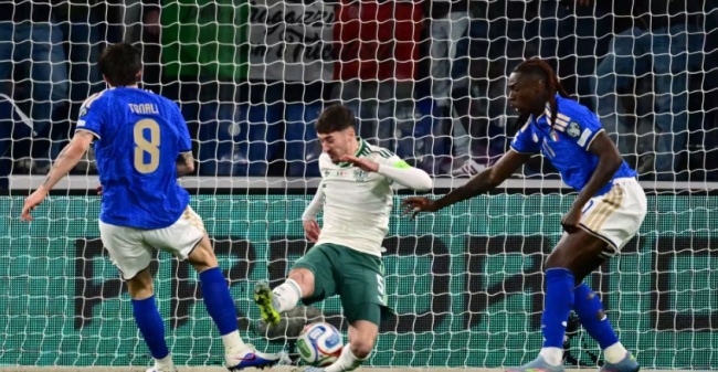 Bắc Ireland chơi ki&ecirc;n cường ở hiệp 1.